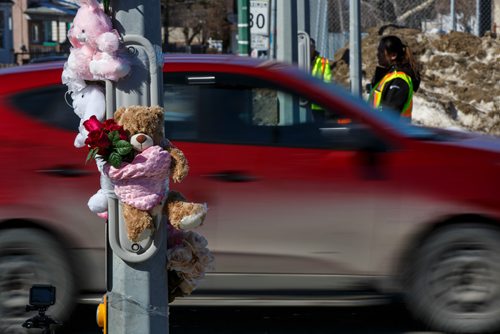 MIKE DEAL / WINNIPEG FREE PRESS
The crosswalk at Isabel and Alexander during lunch hour on Thursday. The safety of pedestrians is being questioned at this crosswalk after a four-year-old child was struck and subsequently died of her injuries in hospital.
190321 - Thursday, March 21, 2019.