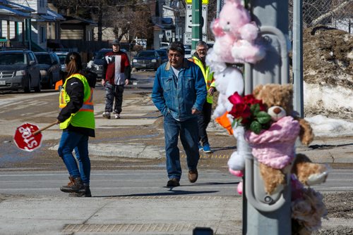 MIKE DEAL / WINNIPEG FREE PRESS
The crosswalk at Isabel and Alexander during lunch hour on Thursday. The safety of pedestrians is being questioned at this crosswalk after a four-year-old child was struck and subsequently died of her injuries in hospital.
190321 - Thursday, March 21, 2019.