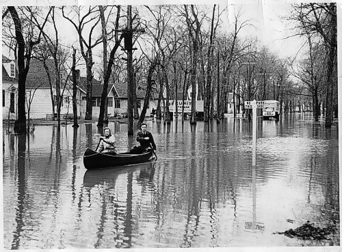 WINNIPEG FREE PRESS FILES
1950 flood
Kingston Crescent during the 1950 flood. Had the water gone slightly higher, the city would have been evacuated.