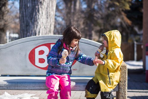 MIKAELA MACKENZIE / WINNIPEG FREE PRESS
Sheridan Hoeksema, five (left), and Bennet Komarnicki, four, are the very first to get a cone (before the official opening time) at Bridge Drive In on opening day in Winnipeg on Friday, March 22, 2019. They live nearby and have been waiting all winter for ice cream.
Winnipeg Free Press 2019.