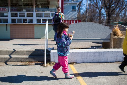 MIKAELA MACKENZIE / WINNIPEG FREE PRESS
Sheridan Hoeksema, five, takes a lick of the first cone of the season (before the official opening time) at Bridge Drive In on opening day in Winnipeg on Friday, March 22, 2019. They live nearby and have been waiting all winter for ice cream.
Winnipeg Free Press 2019.