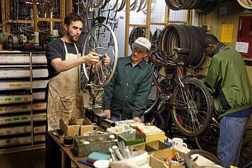 boris.minkevich@freepress.mb.ca  BORIS MINKEVICH / WINNIPEG FREE PRESS  090505 Bike Dump. Matt Gemmel works with a kid fixing a wheel.