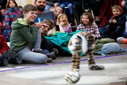 JOHN WOODS / WINNIPEG FREE PRESS
Children laugh as rock and roll marionette artist Lee Zimmerman performs during the Festival of Fools at the Forks in Winnipeg Sunday, March 24, 2019.