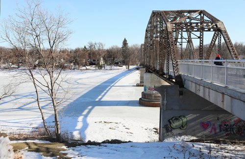 RUTH BONNEVILLE / WINNIPEG FREE PRESS

Local - Sandbagging along Kingston Crescent.

Photo of the frozen Red River looking toward Kingston Crescent from the BDI bridge.  No signs of flooding yet.  Chance of flooding if too much precipitation occurs along with quick thaw.  


See  intern Hannah Owczar's story. 

March 25, 2019

