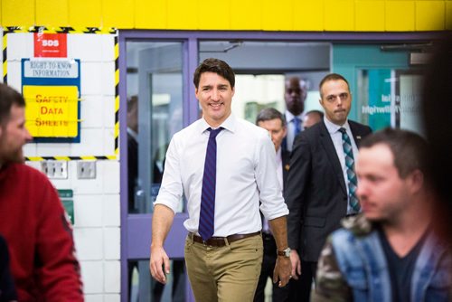 MIKAELA MACKENZIE / WINNIPEG FREE PRESS
Prime Minister Justin Trudeau walks in to speak with students while touring the Manitoba Institute of Trades and Technology in Winnipeg on Tuesday, March 26, 2019. 
Winnipeg Free Press 2019.