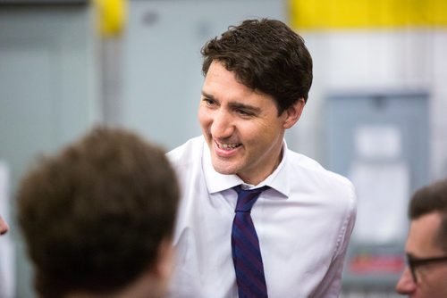 MIKAELA MACKENZIE / WINNIPEG FREE PRESS
Prime Minister Justin Trudeau shakes hands with students before sitting down to talk while touring the Manitoba Institute of Trades and Technology in Winnipeg on Tuesday, March 26, 2019. 
Winnipeg Free Press 2019.