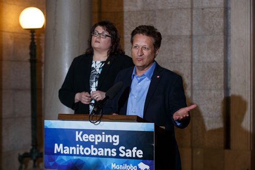 MIKE DEAL / WINNIPEG FREE PRESS
Infrastructure Minister Ron Schuler announces Tuesday in the rotunda of the Manitoba Legislative building, that mandatory entry-level training for commercial truck drivers will be implemented this fall which will include 121.5 hours of training.
190326 - Tuesday, March 26, 2019.