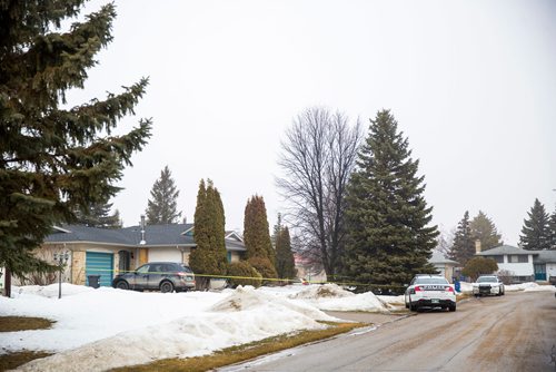 MIKAELA MACKENZIE / WINNIPEG FREE PRESS
Police investigate a homicide at 38 Rockcliffe rd. in Winnipeg on Wednesday, March 27, 2019. 
Winnipeg Free Press 2019.