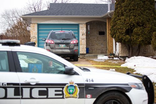 MIKAELA MACKENZIE / WINNIPEG FREE PRESS
Police investigate a homicide at 38 Rockcliffe rd. in Winnipeg on Wednesday, March 27, 2019. 
Winnipeg Free Press 2019.