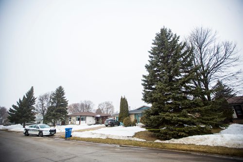 MIKAELA MACKENZIE / WINNIPEG FREE PRESS
Police investigate a homicide at 38 Rockcliffe rd. in Winnipeg on Wednesday, March 27, 2019. 
Winnipeg Free Press 2019.