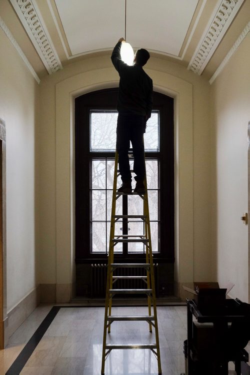 MIKE DEAL / WINNIPEG FREE PRESS
A building maintenance worker in the process of changing the lightbulbs in the Manitoba Legislative building from compact fluorescents to LED. The change to LED will help save thousands of dollars in electricity for the province.
190326 - Tuesday, March 26, 2019.