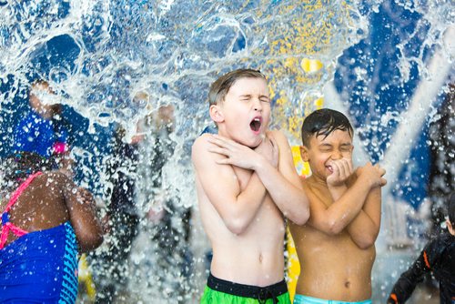 MIKAELA MACKENZIE / WINNIPEG FREE PRESS
Caiden Sol, ten (left), and Santonio Fiore, nine, react to the big bucket of water tipping onto them at the citys first indoor splash pad at Seven Oaks Pool in Winnipeg on Thursday, March 28, 2019. 
Winnipeg Free Press 2019.