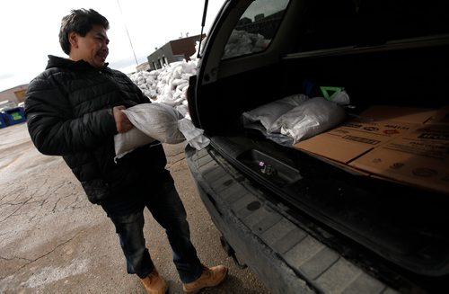 PHIL HOSSACK / WINNIPEG FREE PRESS - Rolly DeGuzman loads sandbags into his SUV at the 1539 Waverly City Depot. Sandbags are available there and at 1220 Pacific and 960 Thomas Ave for city residents needing dike material. - March 29, 2019.