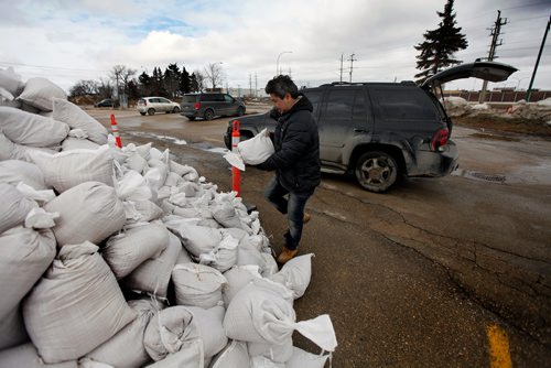 PHIL HOSSACK / WINNIPEG FREE PRESS - Rolly DeGuzman loads sandbags into his SUV at the 1539 Waverly City Depot. Sandbags are available there and at 1220 Pacific and 960 Thomas Ave for city residents needing dike material. - March 29, 2019.