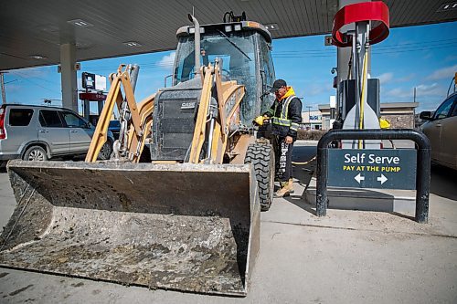 MIKE DEAL / WINNIPEG FREE PRESS
Les Williams filling up a backhoe at the Co-Op gas station at Ellice and Wall. He sold his big pickup truck and now drives a Dodge Dart to save on fuel.
Talking to people at gas bars about the carbon tax, but not simply about whether they like paying more taxes. Are they in favour of this if it makes a difference in fighting climate change?  
190401 - Monday, April 01, 2019.
