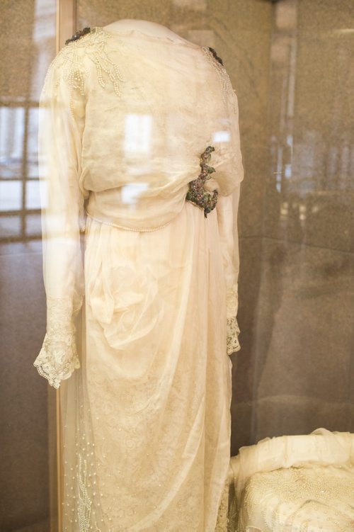 MIKAELA MACKENZIE / WINNIPEG FREE PRESS
The Muriel Richardson dress on display in the Richardson Building in Winnipeg on Monday, April 1, 2019.  For Cassidy Dankochik story.
Winnipeg Free Press 2019.