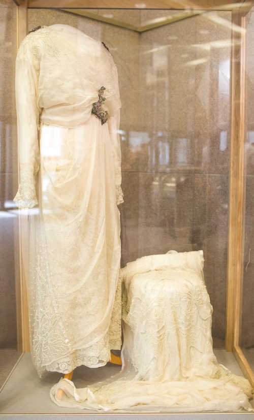 MIKAELA MACKENZIE / WINNIPEG FREE PRESS
The Muriel Richardson dress on display in the Richardson Building in Winnipeg on Monday, April 1, 2019.  For Cassidy Dankochik story.
Winnipeg Free Press 2019.