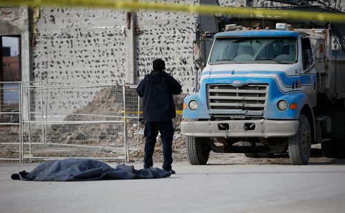 JOHN WOODS / WINNIPEG FREE PRESS
Police investigate at the scene of a fatal pedestrian/truck collision in the Garden City Shopping Centre parking lot in Winnipeg Monday, April 1, 2019.