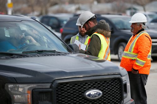 JOHN WOODS / WINNIPEG FREE PRESS
Workplace Health and Safety officials talk to a driver as they investigate at the scene of a fatal pedestrian/truck collision in the Garden City Shopping Centre parking lot in Winnipeg Monday, April 1, 2019.