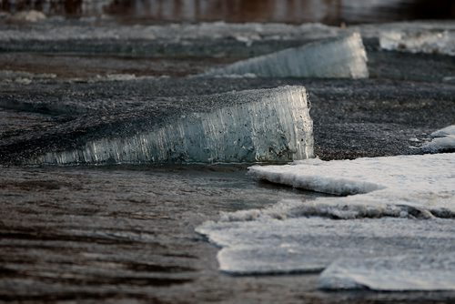 JOHN WOODS / WINNIPEG FREE PRESS
Open water is seen as ice melts in St Norbert Tuesday, April 2, 2019.