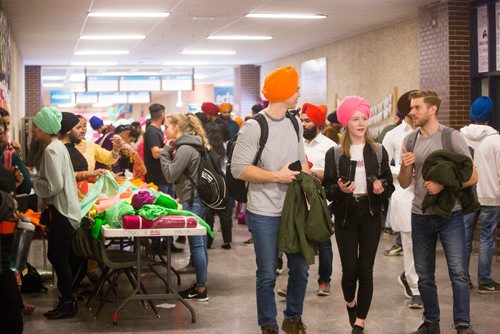 MIKAELA MACKENZIE / WINNIPEG FREE PRESS
Red River College students try on turbans for a cultural pride day at the college in Winnipeg on Wednesday, April 3, 2019.  For Alexandra Paul story.
Winnipeg Free Press 2019.