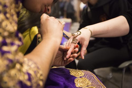 MIKAELA MACKENZIE / WINNIPEG FREE PRESS
Kat Martin gets henna done by Sumanpreet Kaur for a cultural pride day at Red River College in Winnipeg on Wednesday, April 3, 2019.  For Alexandra Paul story.
Winnipeg Free Press 2019.