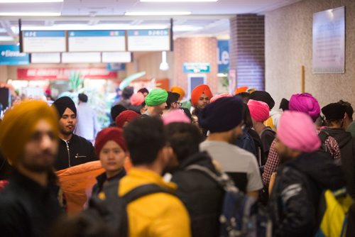 MIKAELA MACKENZIE / WINNIPEG FREE PRESS
Red River College students try on turbans for a cultural pride day at the college in Winnipeg on Wednesday, April 3, 2019.  For Alexandra Paul story.
Winnipeg Free Press 2019.