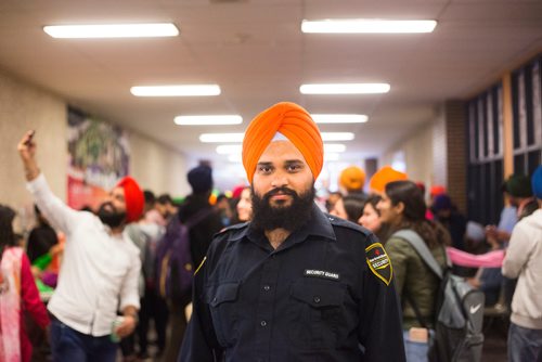 MIKAELA MACKENZIE / WINNIPEG FREE PRESS
Sukhjot Singh, founder of the turban pride day, poses for a portrait at Red River College as students try on turbans in Winnipeg on Wednesday, April 3, 2019.  For Alexandra Paul story.
Winnipeg Free Press 2019.