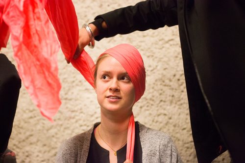 MIKAELA MACKENZIE / WINNIPEG FREE PRESS
Red River College student Emily Hollins tries a turban for the first time at a cultural pride day at the college in Winnipeg on Wednesday, April 3, 2019.  For Alexandra Paul story.
Winnipeg Free Press 2019.