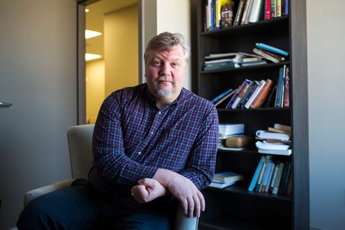 MIKAELA MACKENZIE / WINNIPEG FREE PRESS
Clinical psychologist Dr. Jason Ediger poses for a portrait in his office in Winnipeg on Wednesday, April 3, 2019.  For Sabrina Carnevale story.
Winnipeg Free Press 2019.