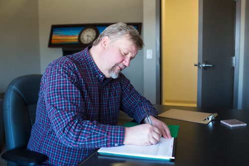 MIKAELA MACKENZIE / WINNIPEG FREE PRESS
Clinical psychologist Dr. Jason Ediger poses for photos in Winnipeg on Wednesday, April 3, 2019.  Journaling can help with mental health. For Sabrina Carnevale story.
Winnipeg Free Press 2019.