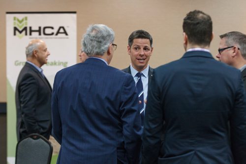 MIKE DEAL / WINNIPEG FREE PRESS
Mayor Brian Bowman addresses more than 100 attendees at Manitoba Heavy Construction Associations Breakfast with the Leaders event at the Holiday Inn at 1740 Ellice Avenue Thursday morning. 
190404 - Thursday, April 04, 2019.