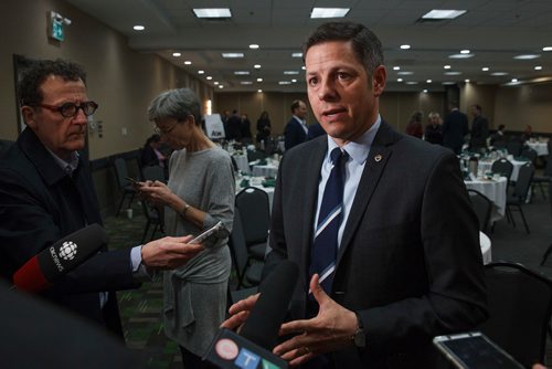 MIKE DEAL / WINNIPEG FREE PRESS
Mayor Brian Bowman addresses more than 100 attendees at Manitoba Heavy Construction Associations Breakfast with the Leaders event at the Holiday Inn at 1740 Ellice Avenue Thursday morning. 
190404 - Thursday, April 04, 2019.