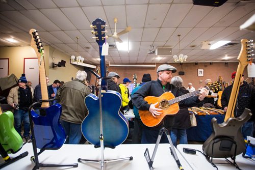 MIKAELA MACKENZIE / WINNIPEG FREE PRESS
Josh Gaudry tries out a guitar at the Manitoba Guitar Traders Show & Sale in Winnipeg on Saturday, April 6, 2019. 
Winnipeg Free Press 2019.