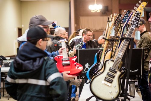 MIKAELA MACKENZIE / WINNIPEG FREE PRESS
The Manitoba Guitar Traders Show & Sale packs the Army Navy and Air Force Veterans in Canada building in Winnipeg on Saturday, April 6, 2019. 
Winnipeg Free Press 2019.