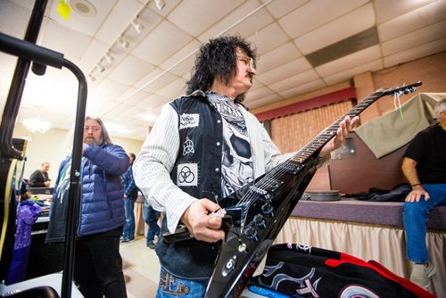 MIKAELA MACKENZIE / WINNIPEG FREE PRESS
Steven Oz checks out guitars at the Manitoba Guitar Traders Show & Sale in Winnipeg on Saturday, April 6, 2019. 
Winnipeg Free Press 2019.