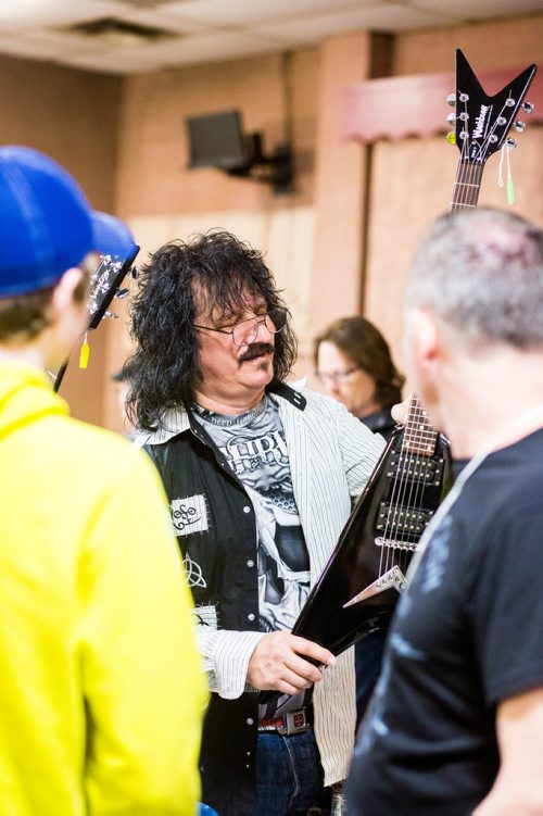 MIKAELA MACKENZIE / WINNIPEG FREE PRESS
Steven Oz checks out guitars at the Manitoba Guitar Traders Show & Sale in Winnipeg on Saturday, April 6, 2019. 
Winnipeg Free Press 2019.