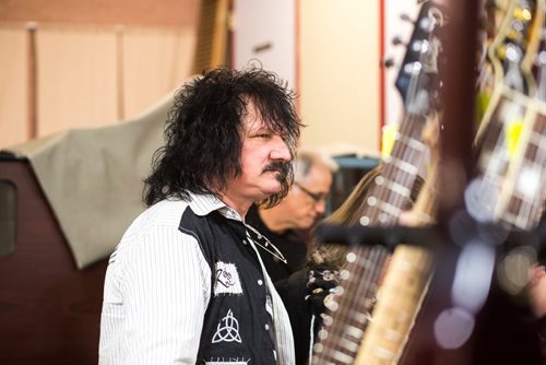 MIKAELA MACKENZIE / WINNIPEG FREE PRESS
Steven Oz checks out guitars at the Manitoba Guitar Traders Show & Sale in Winnipeg on Saturday, April 6, 2019. 
Winnipeg Free Press 2019.