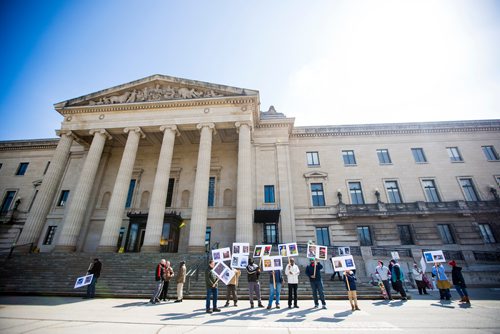 MIKAELA MACKENZIE / WINNIPEG FREE PRESS
Winnipeg's Sudanese community holds a rally in support of the uprising in Sudan at the Manitoba Legislative Building in Winnipeg on Saturday, April 6, 2019.
Winnipeg Free Press 2019.