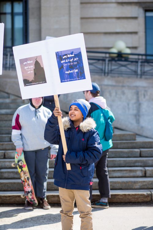 MIKAELA MACKENZIE / WINNIPEG FREE PRESS
Mohammed Elbashir, nine, holds a sign at a rally in support of the uprising in Sudan at the Manitoba Legislative Building in Winnipeg on Saturday, April 6, 2019.
Winnipeg Free Press 2019.