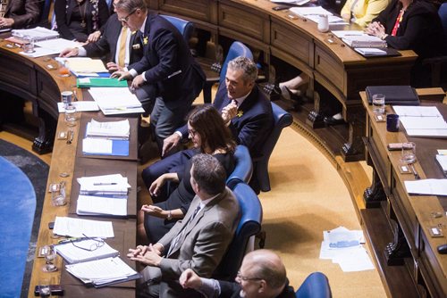 MIKAELA MACKENZIE / WINNIPEG FREE PRESS
Premier Brian Pallister sits in the chamber with the pages of a report on safe consumption sites thrown on the floor behind him at the Manitoba Legislative Building in Winnipeg on Monday, April 8, 2019.
Winnipeg Free Press 2019.