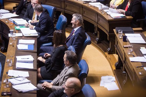 MIKAELA MACKENZIE / WINNIPEG FREE PRESS
Premier Brian Pallister sits in the chamber with the pages of a report on safe consumption sites thrown on the floor behind him at the Manitoba Legislative Building in Winnipeg on Monday, April 8, 2019.
Winnipeg Free Press 2019.