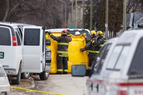 MIKE DEAL / WINNIPEG FREE PRESS
Winnipeg Police and Fire Paramedic crews on the scene of the fatal house fire on Boyd Ave. Tuesday morning.
190409 - Tuesday, April 09, 2019.