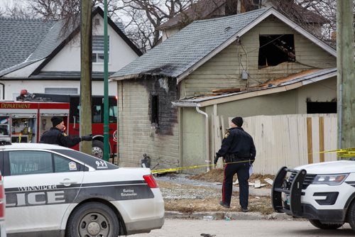 MIKE DEAL / WINNIPEG FREE PRESS
Winnipeg Police and Fire Paramedic crews on the scene of the fatal house fire on Boyd Ave. Tuesday morning.
190409 - Tuesday, April 09, 2019.