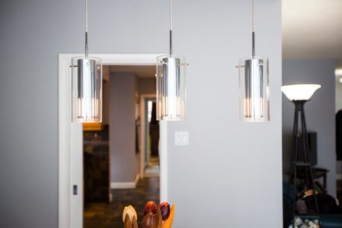 MIKAELA MACKENZIE / WINNIPEG FREE PRESS
The dining area lights in River Heights home 915 Campbell St. in Winnipeg on Tuesday, April 9, 2019.
Winnipeg Free Press 2019.