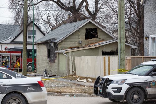 MIKE DEAL / WINNIPEG FREE PRESS
Winnipeg Police and Fire Paramedic crews on the scene of the fatal house fire on Boyd Ave. Tuesday morning.
190409 - Tuesday, April 09, 2019.