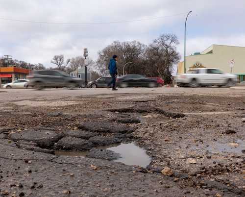SASHA SEFTER / WINNIPEG FREE PRESS
Cars swerve to avoid a large pothole on Aubrey Street just south of Portage Avenue in Winnipeg's West End.
190409 - Tuesday, April 09, 2019.