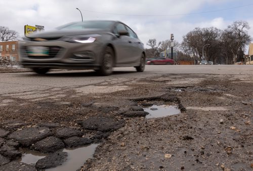 SASHA SEFTER / WINNIPEG FREE PRESS
Cars swerve to avoid a large pothole on Aubrey Street just south of Portage Avenue in Winnipeg's West End.
190409 - Tuesday, April 09, 2019.