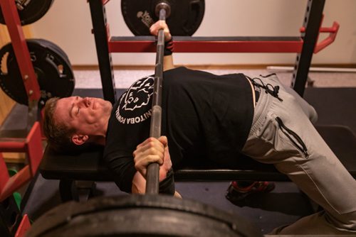 SASHA SEFTER / WINNIPEG FREE PRESS
Powerlifter Ryan Kolesar runs through his training routine in the home gym he has set up in the basement of his Winnipeg home.
190410 - Wednesday, April 10, 2019.