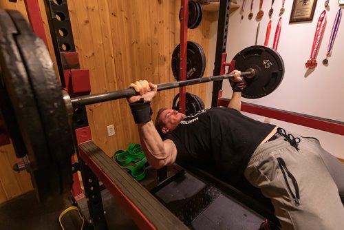 SASHA SEFTER / WINNIPEG FREE PRESS
Powerlifter Ryan Kolesar runs through his training routine in the home gym he has set up in the basement of his Winnipeg home.
190410 - Wednesday, April 10, 2019.